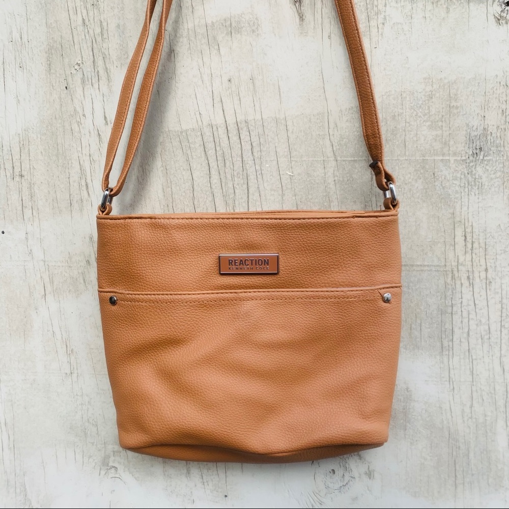 5/$20💛KENNETH COLE Tan Crossbody Bag